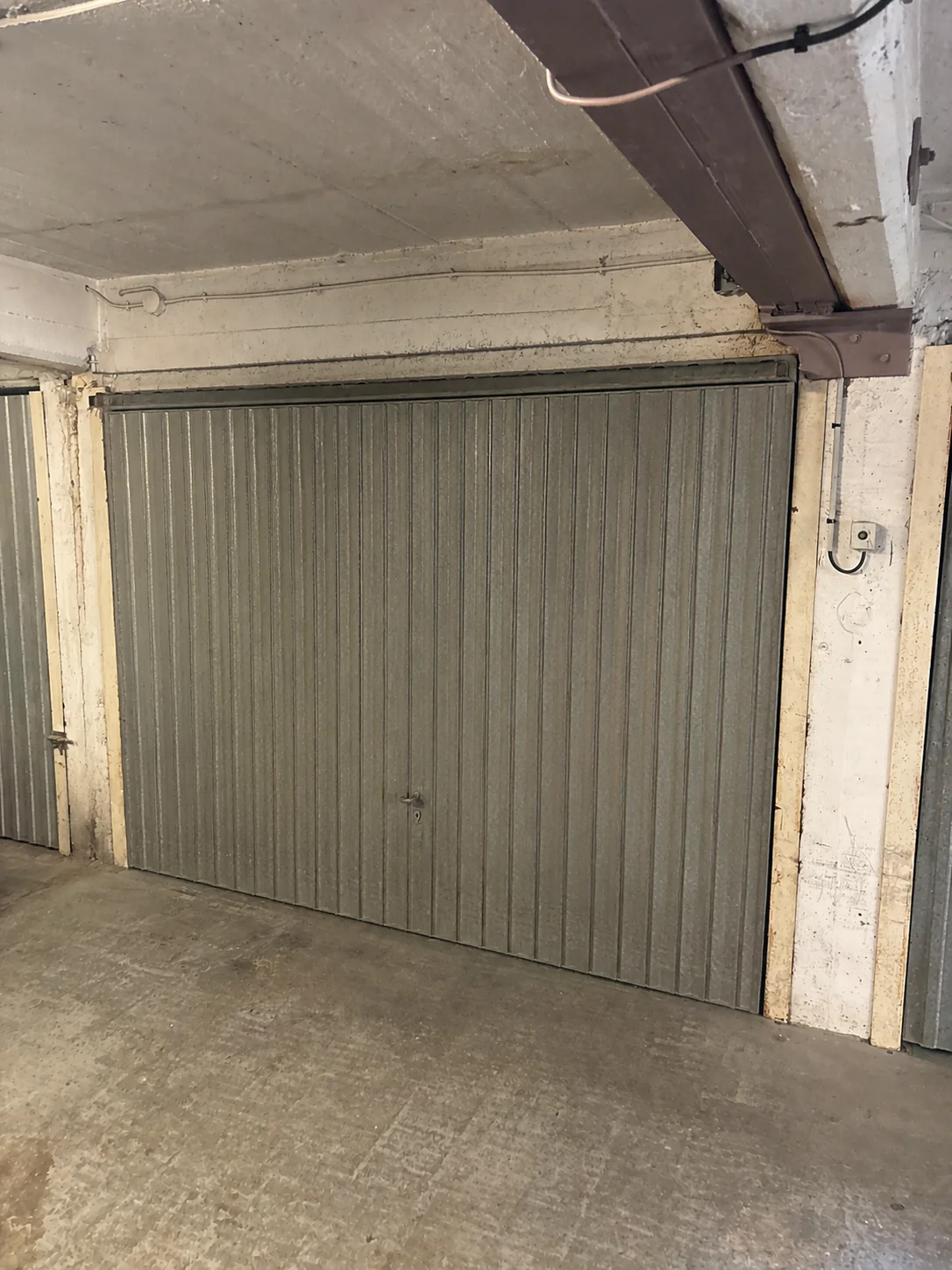 Porte de garage basculante résidentielle après remplacement des ressorts de traction et réglage complet à Paris 15 (75015)