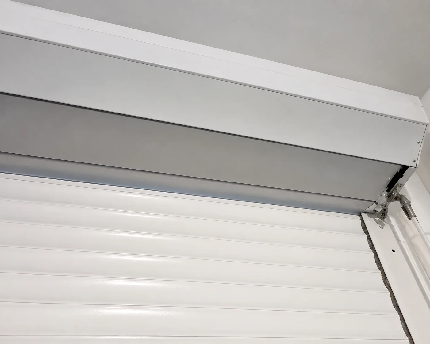 Après changement du moteur de la porte de garage enroulable à Villiers-le-Bel (95400), nouvelle motorisation installée et porte remise en fonctionnement