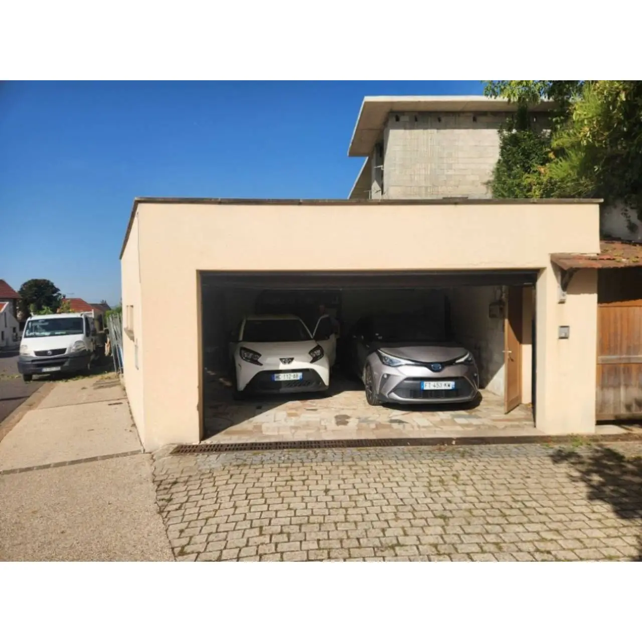 Porte de garage sectionnelle résidentielle fonctionnelle à Feucherolles après remplacement du manchon d'accouplement