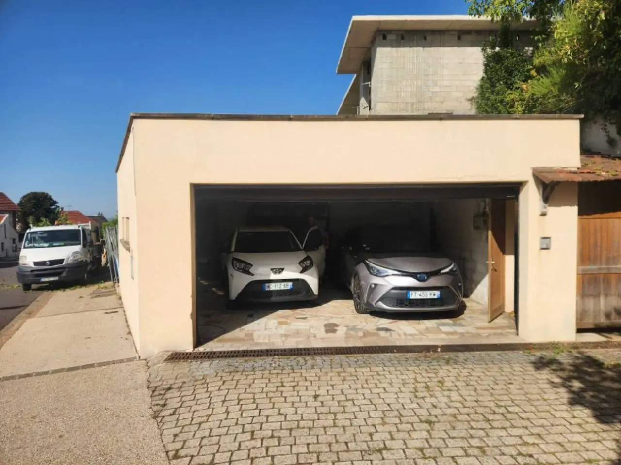 Porte de garage sectionnelle résidentielle fonctionnelle à Feucherolles après remplacement du manchon d'accouplement