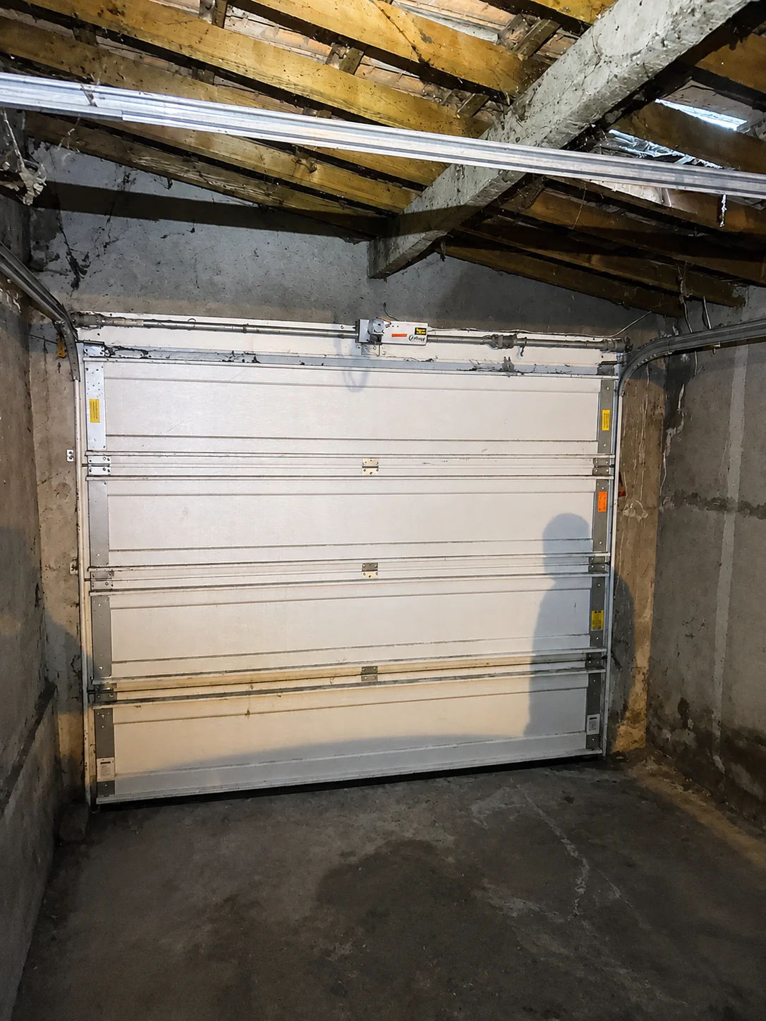 Porte de garage sectionnelle résidentielle après remplacement du moteur et installation de la motorisation à Montrouge 92120