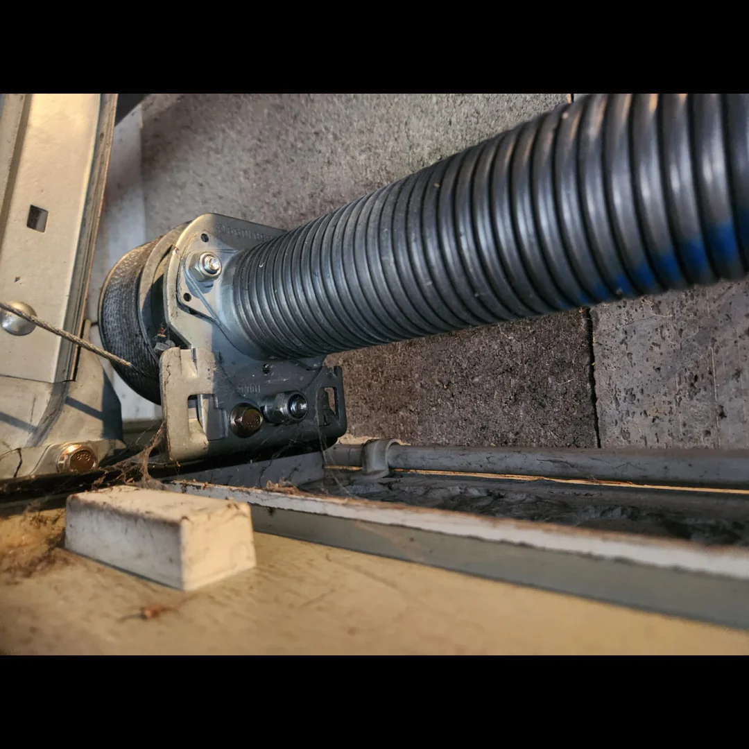 Porte de garage sectionnelle résidentielle motorisée fonctionnelle à Villebon-sur-Yvette (91140) après remplacement des ressorts de torsion