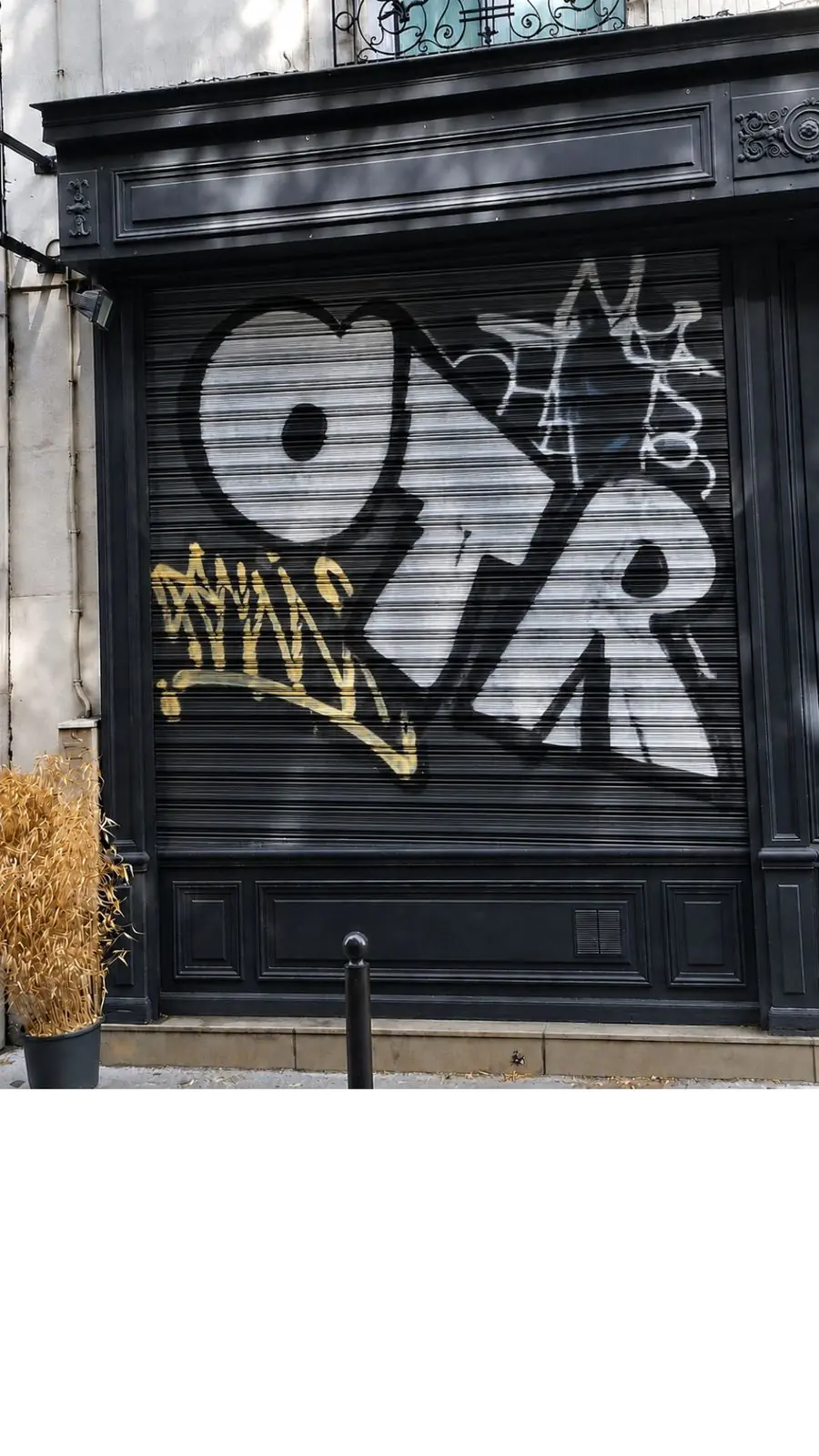 Rideau métallique à lames pleines après réalignement du tablier et réglage des fins de course à Paris 11