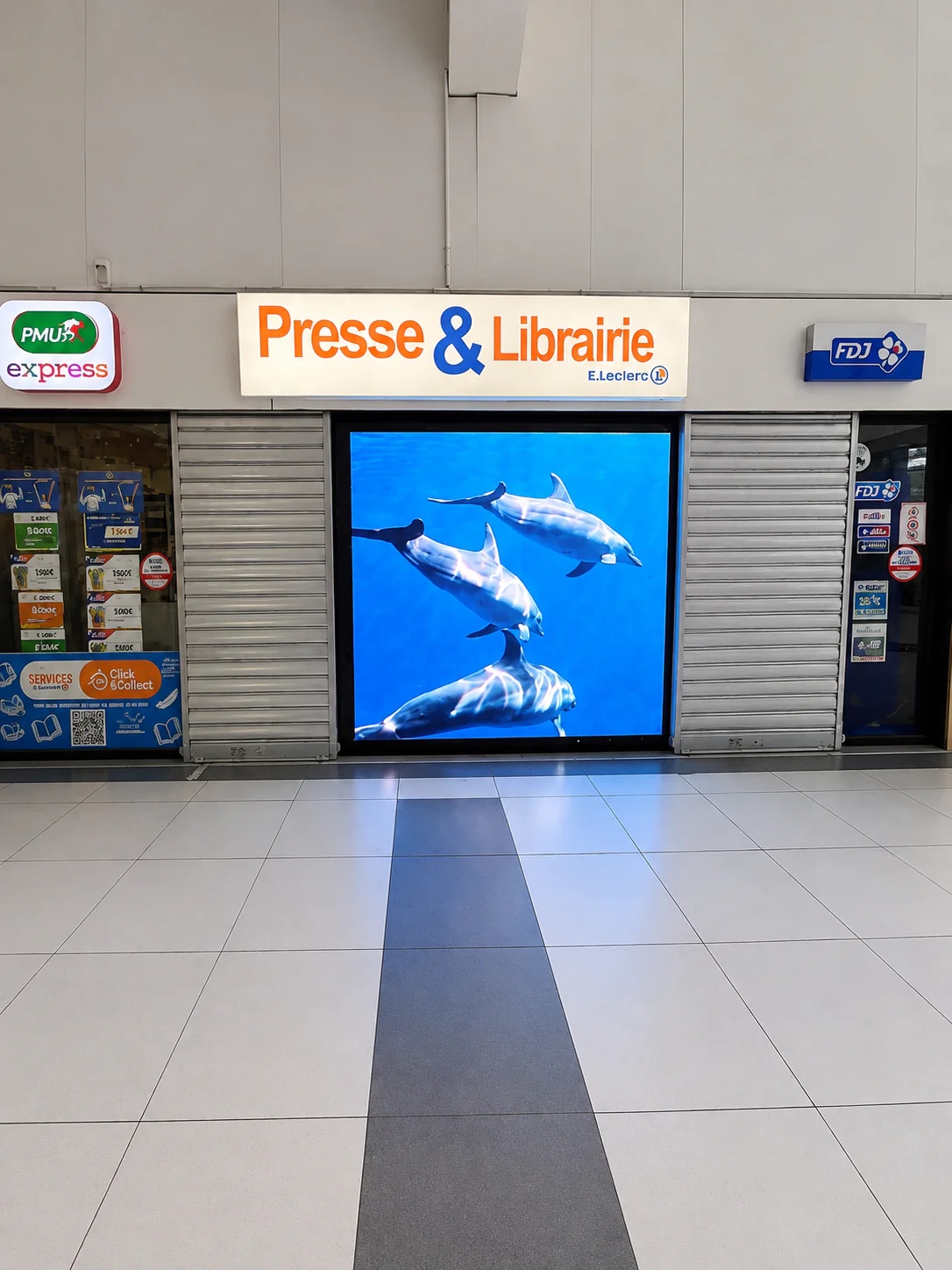 Nouveau rideau métallique motorisé à lames pleines installé par MGParis dans la librairie-presse à Franconville (95130)
