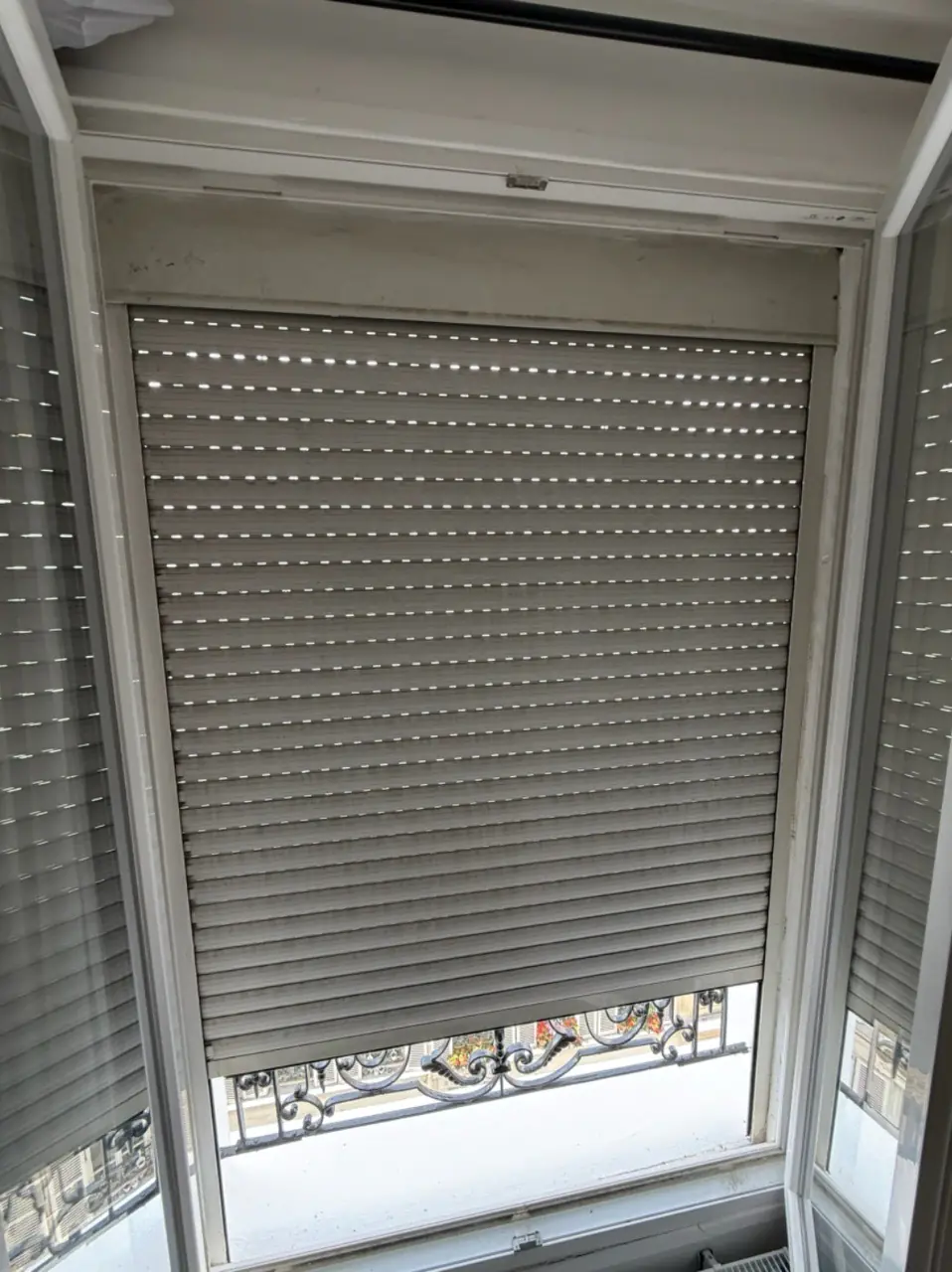 Nouveau treuil installé sur un volet roulant manuel à Paris 18 après réparation, avec volet de nouveau fonctionnel.