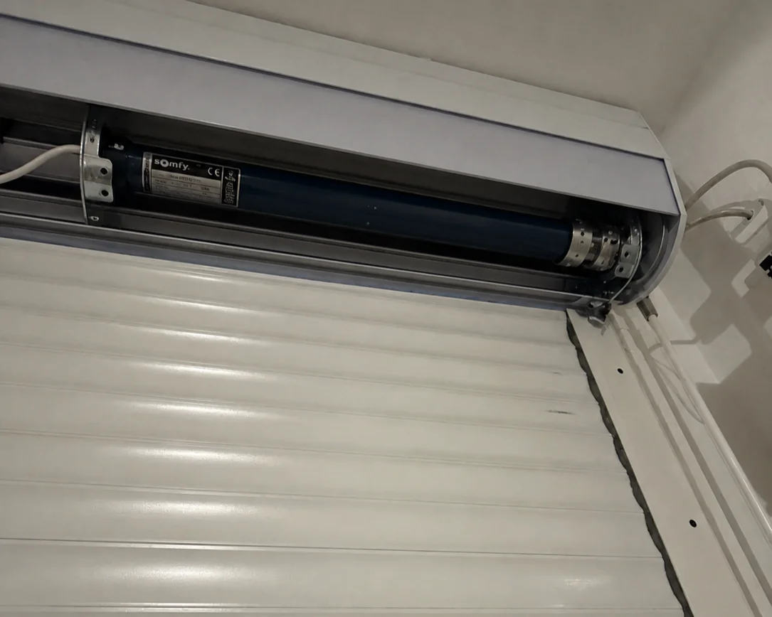 Avant remplacement du moteur défectueux d'une porte de garage enroulable à Villiers-le-Bel (95400)