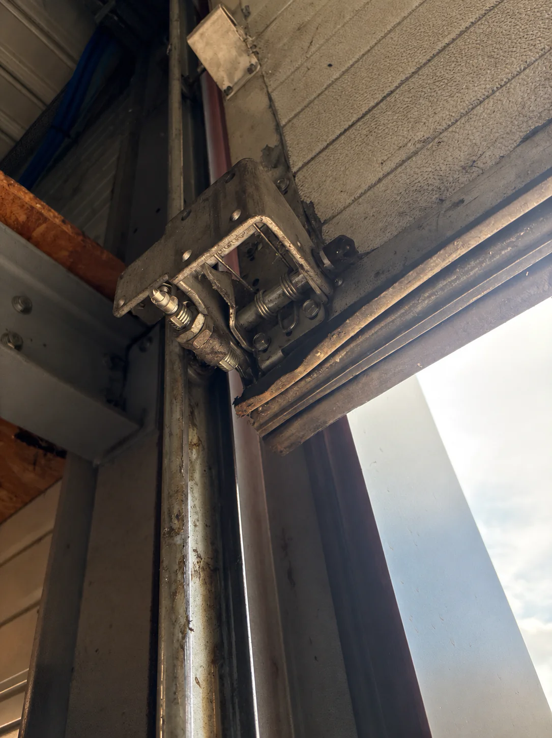 Avant remplacement des câbles de levage défectueux porte de garage sectionnelle bloquée à Houdan (78550)