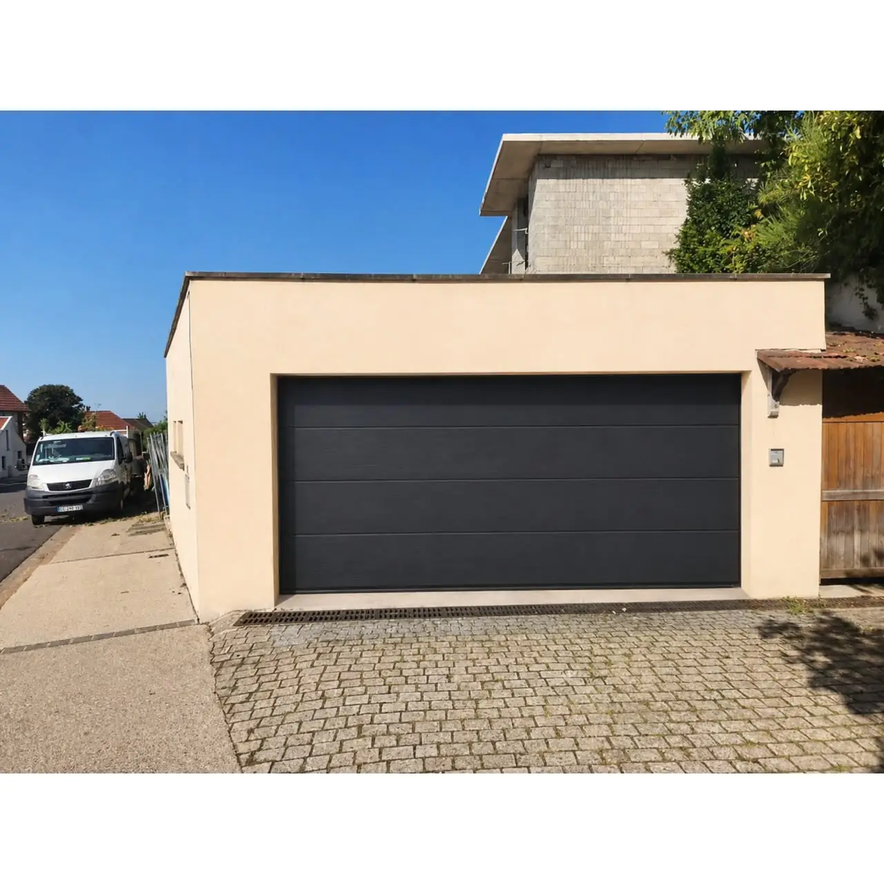 Porte de garage sectionnelle bloquée à Feucherolles, avec descente irrégulière et fonctionnement intermittent avant réparation