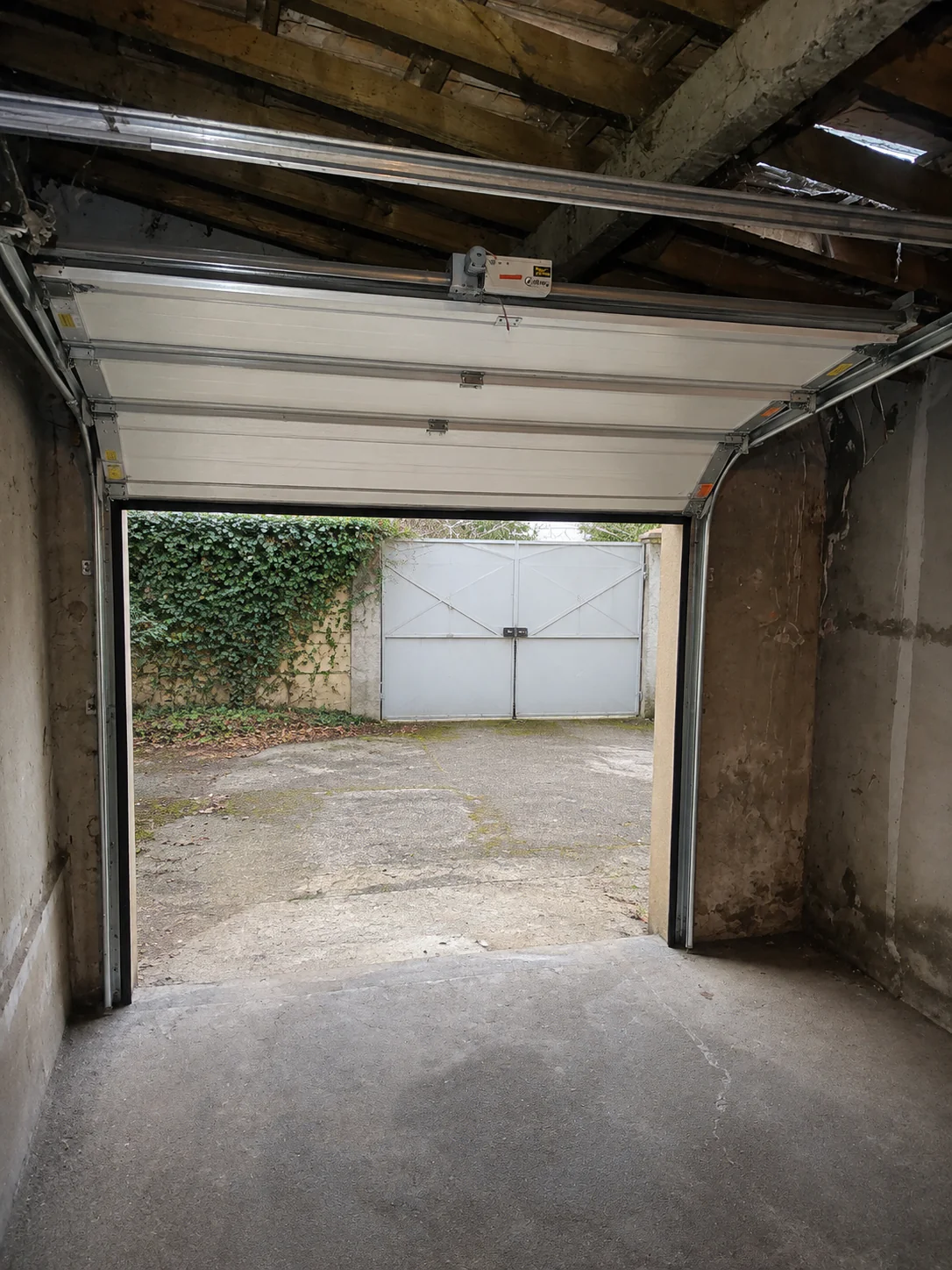 Porte de garage sectionnelle résidentielle avant remplacement du moteur à Montrouge 92120