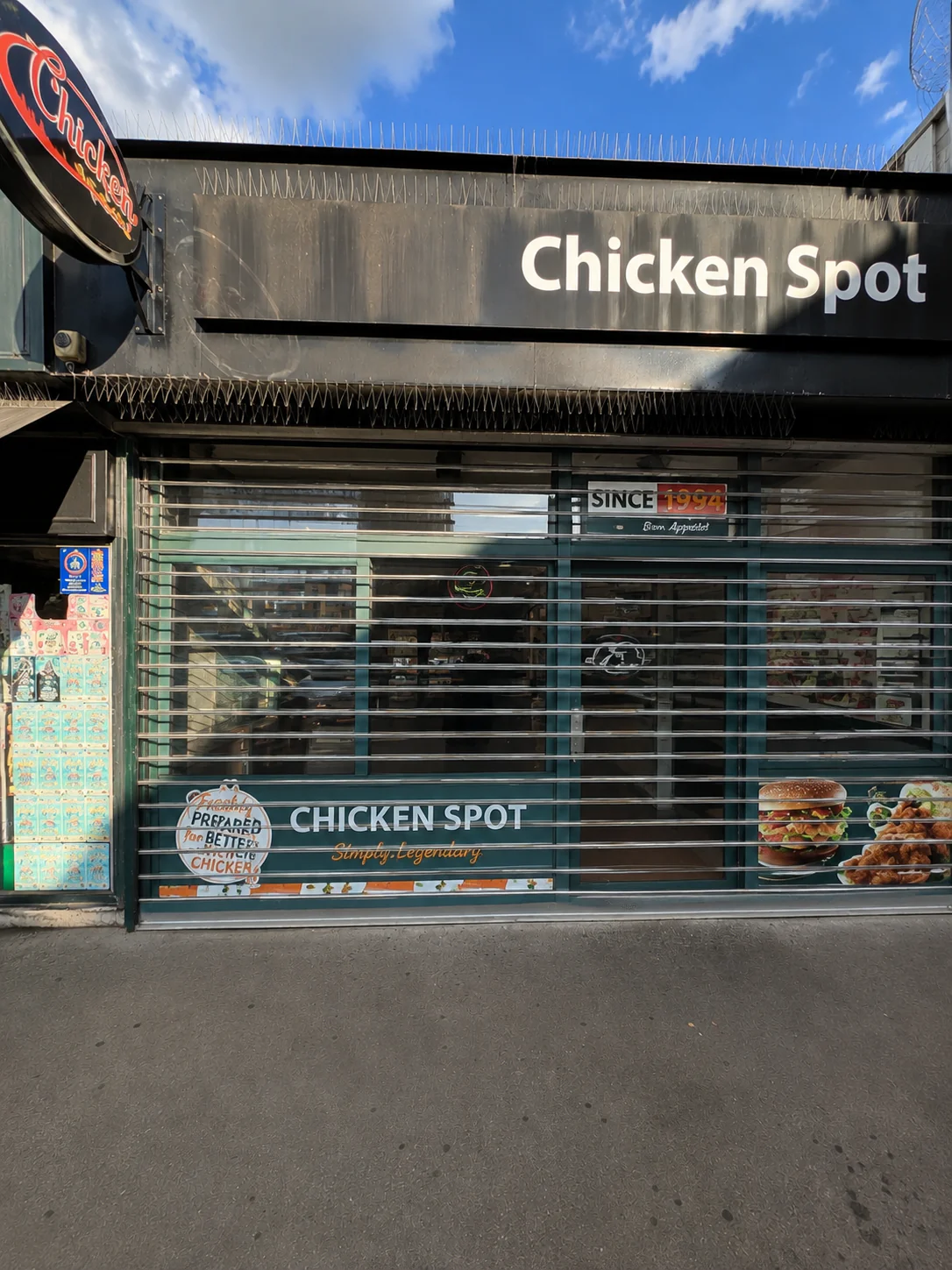 Rideau métallique à lames transparentes du restaurant Chicken Spot à Soisy-sous-Montmorency (95230), bloqué en position fermée.
