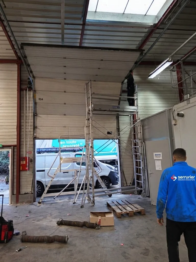 Réparation porte sectionnelle industrielle Antony - Technicien MGParis