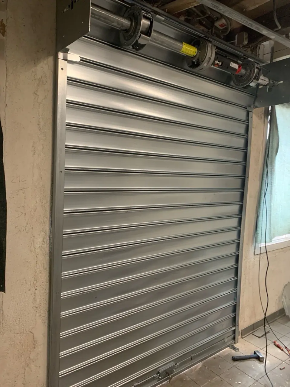 Installation rideau métallique à lames pleines motorisé à Bonnières-sur-Seine 78270 – vue intérieure avec moteur