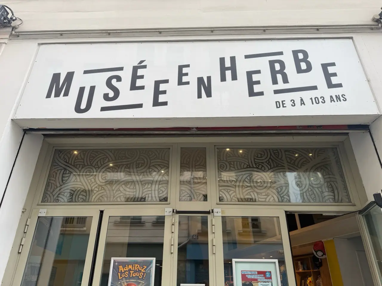 Rideau métallique à lames pleines du Musée en Herbe à Paris 1er de nouveau fonctionnel après remplacement du moteur central