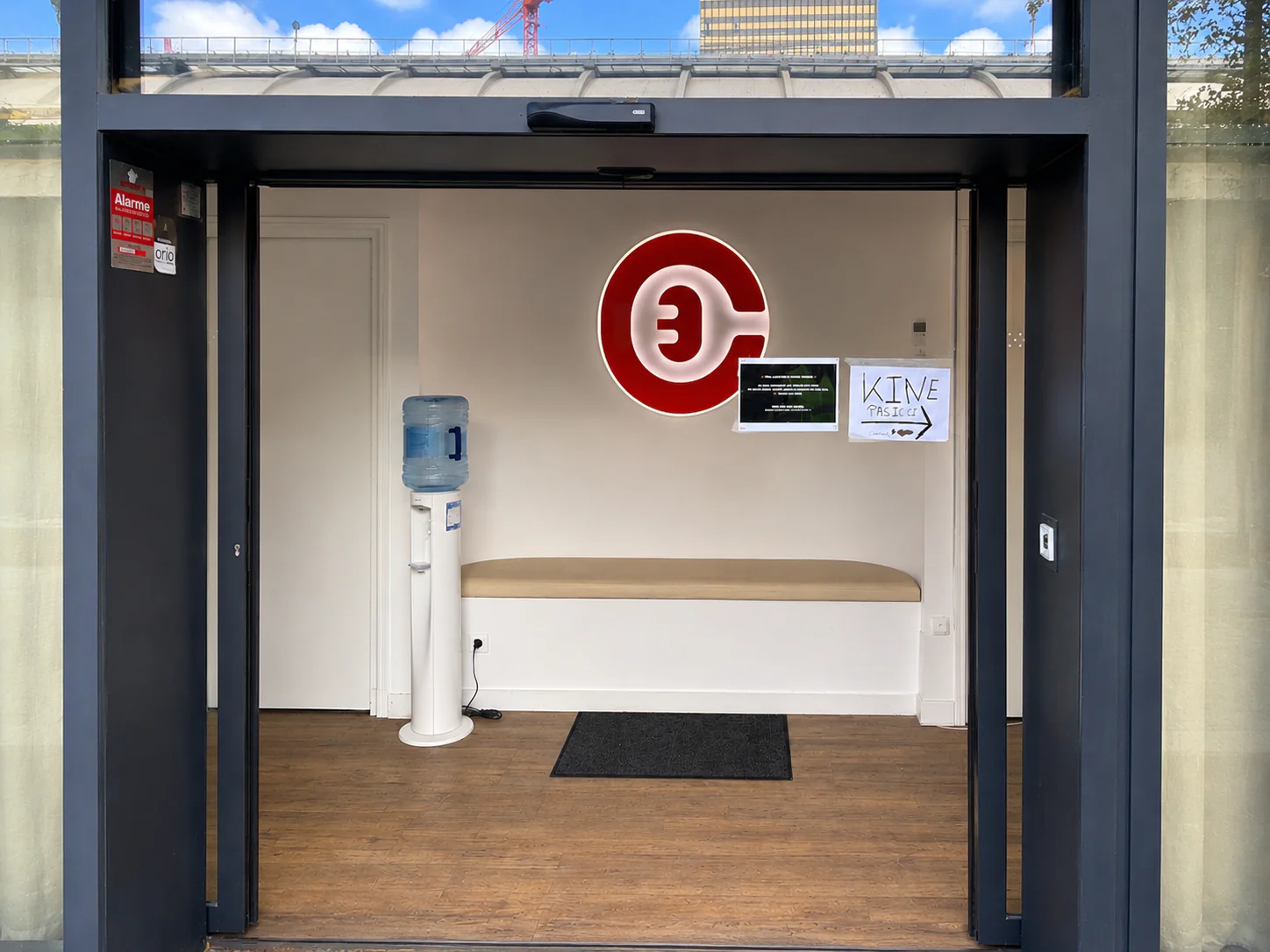 Porte automatique bloquée en position ouverte dans le local de SF Extensions à Paris 13 (75013) avant la réparation de MGParis
