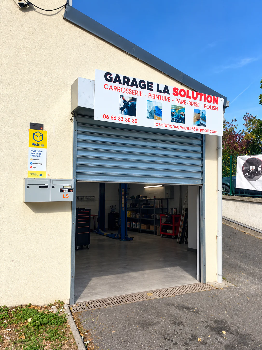 Rideau métallique à lames pleines bloqué en position ouverte à Châtenay-Malabry après défaillance des bobines à ressorts
