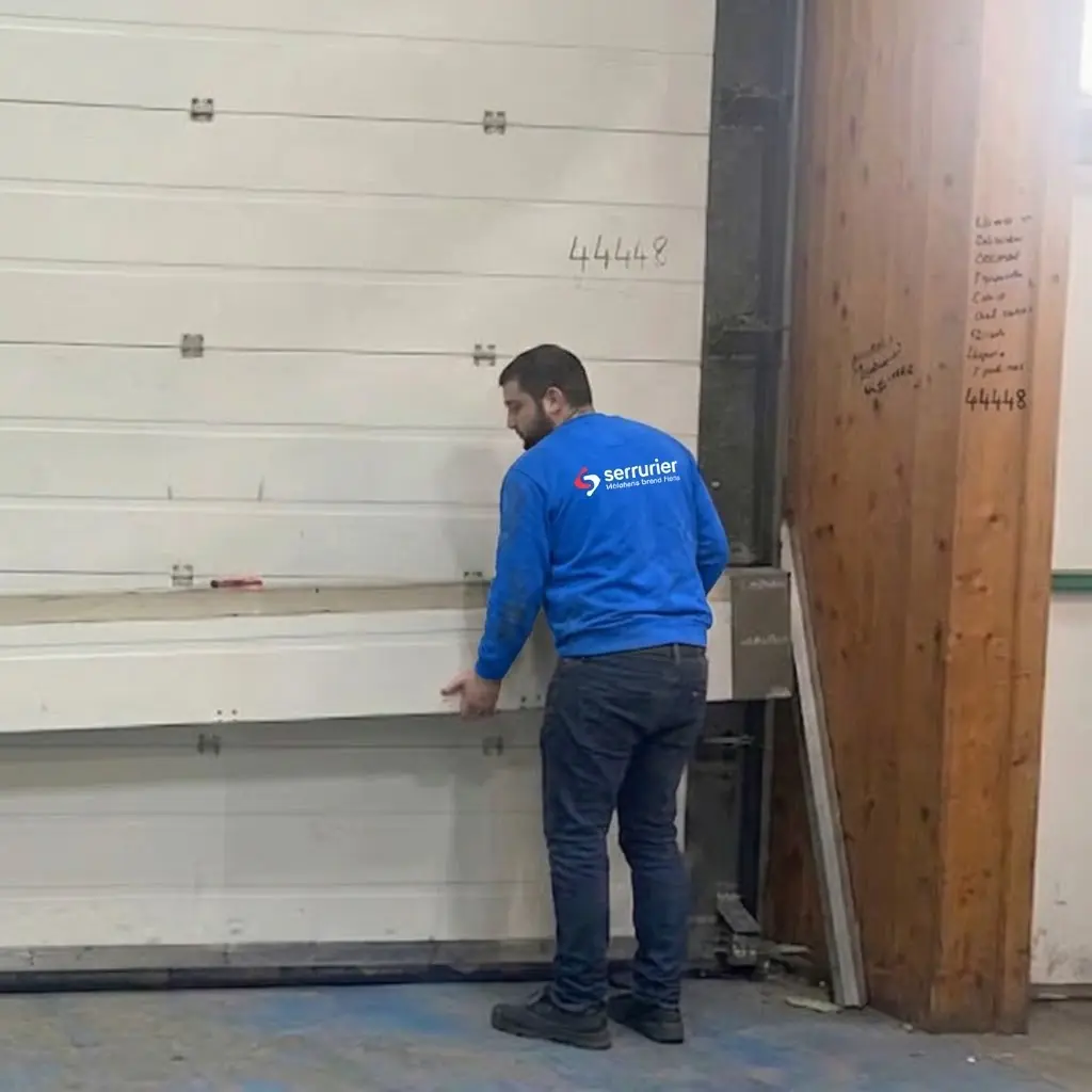 Remplacement panneaux endommagés de porte de garage - Technicien MGParis