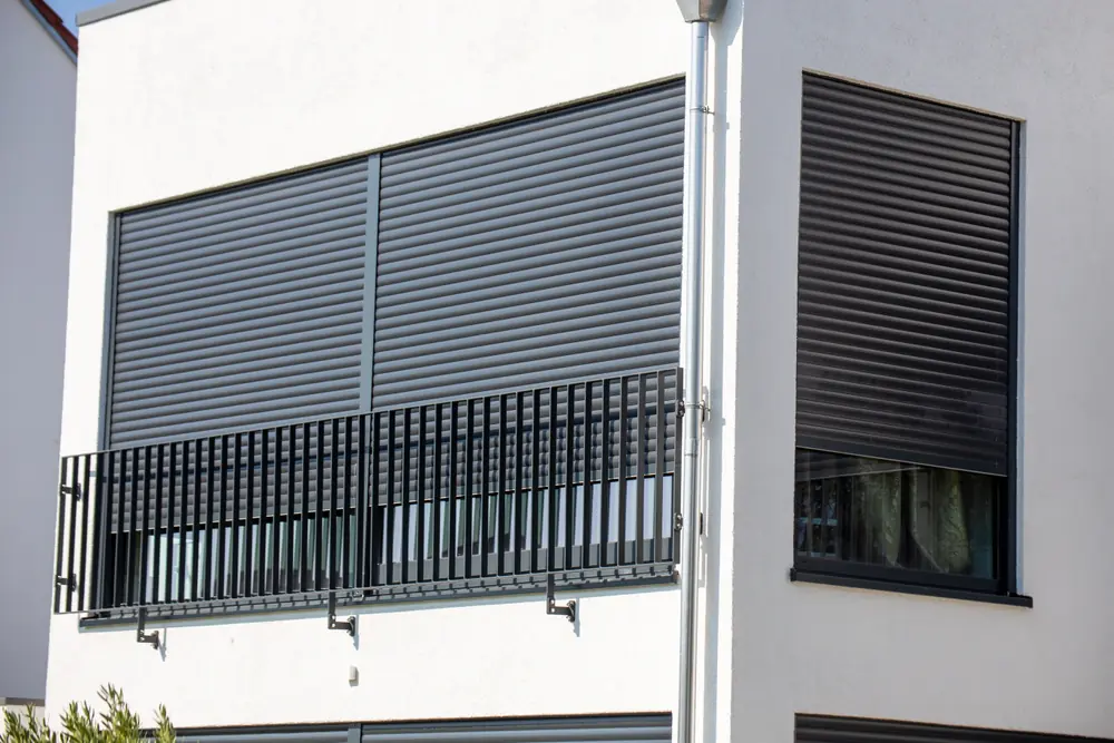 Volets roulants électriques réglés sur une façade résidentielle