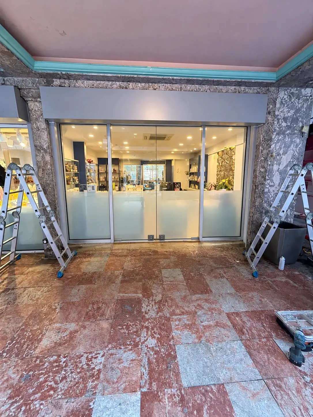 Devanture vitrée d'une boutique à Évry-Courcouronnes (91000) avant la pose d'une grille métallique à tubes ondulés