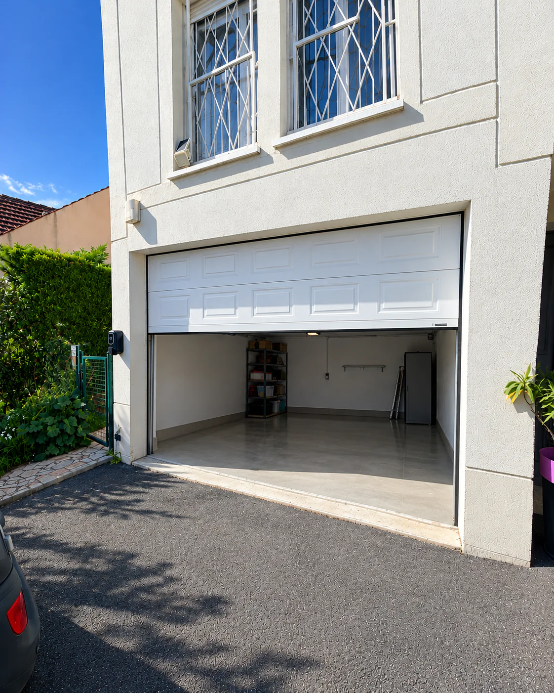 Câble de levage effiloché sur une porte de garage sectionnelle résidentielle à Bussy-Saint-Georges (77600), avant remplacement