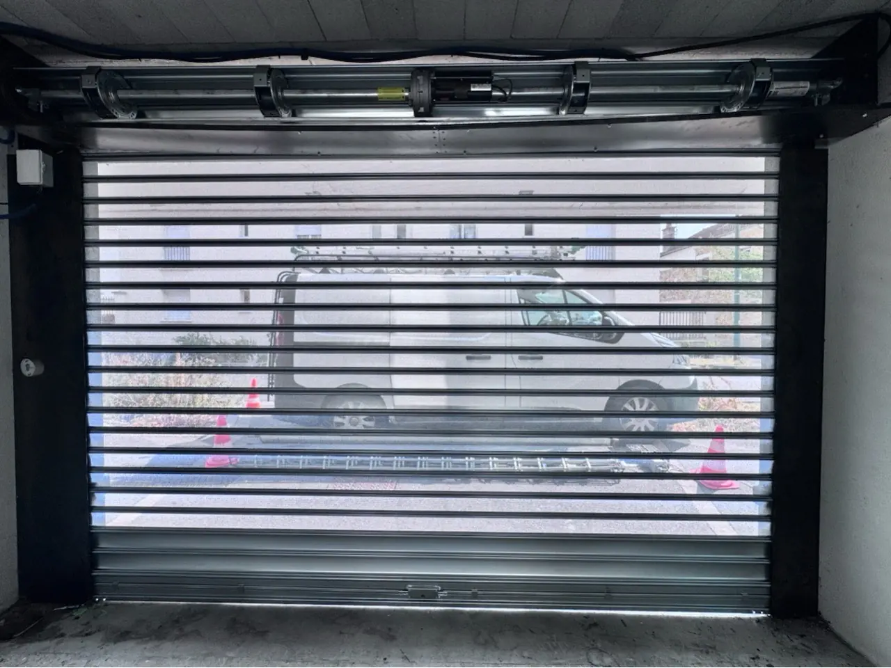 Intervention MGParis : Remplacement d’un axe tubulaire par un axe central sur un rideau métallique à Vaires-sur-Marne (77360)