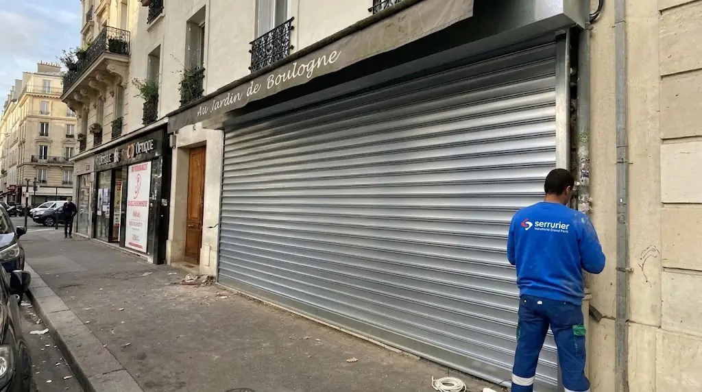 Changement drapeaux rideau métallique, rue de Paris 77220