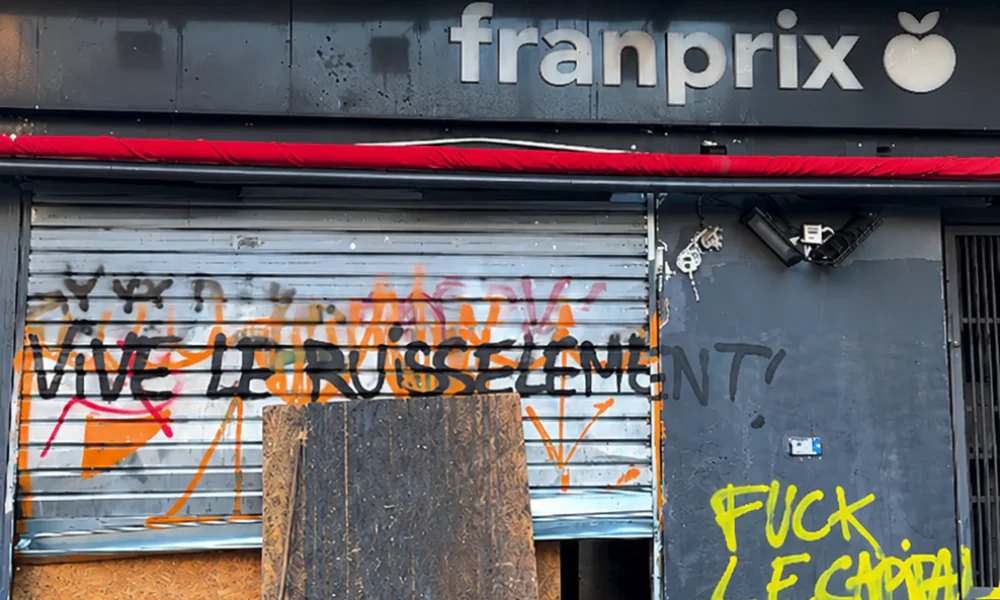 Rideau de commerce cassé suite à un acte de vandalisme