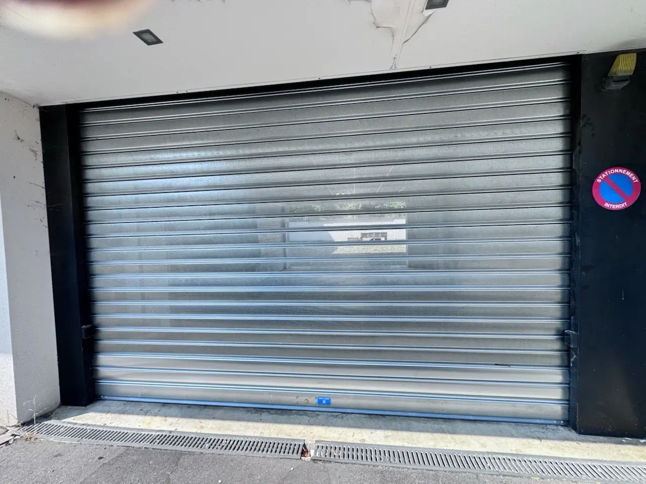 Rideau métallique à lames microperforées de 3570 x 2700 mm fermé, vu côté rue, chez M. Grolier, 38 bis rue Louis Bectard à Vaires-sur-Marne (77360)
