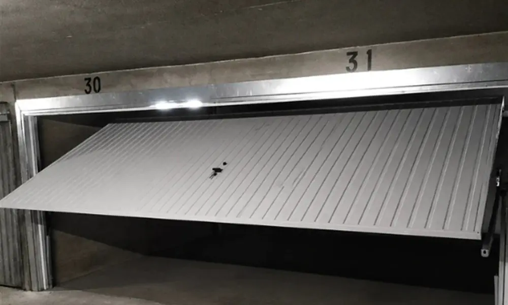 Porte basculante de box dans un parking collectif, dépannage porte de garage à Paris 15 (75015)