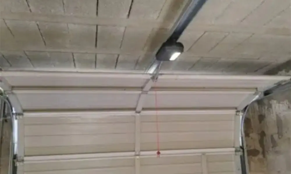 Cordon de débrayage et moteur plafonnier d’une porte de garage sectionnelle, dépannage à Bassevelle (77750)
