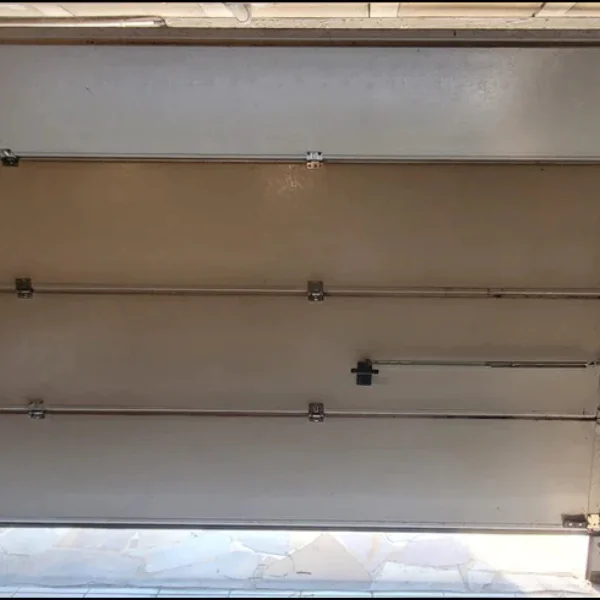 Panneaux d'une porte de garage sectionnelle vus de l'intérieur : réparation à Mérobert