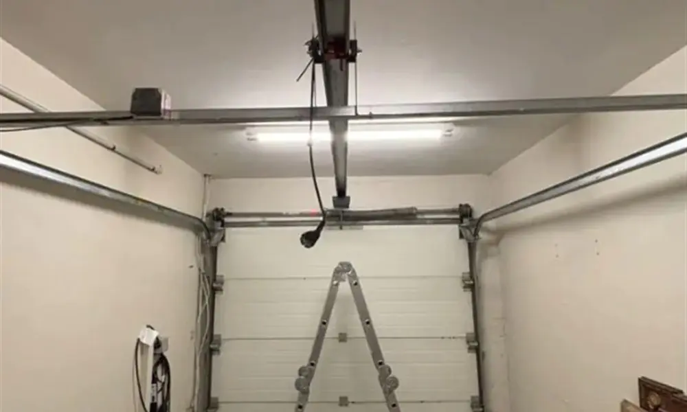 Moteur plafonnier et rails d’une porte sectionnelle de garage intégré, dépannage à Vauhallan (91430)