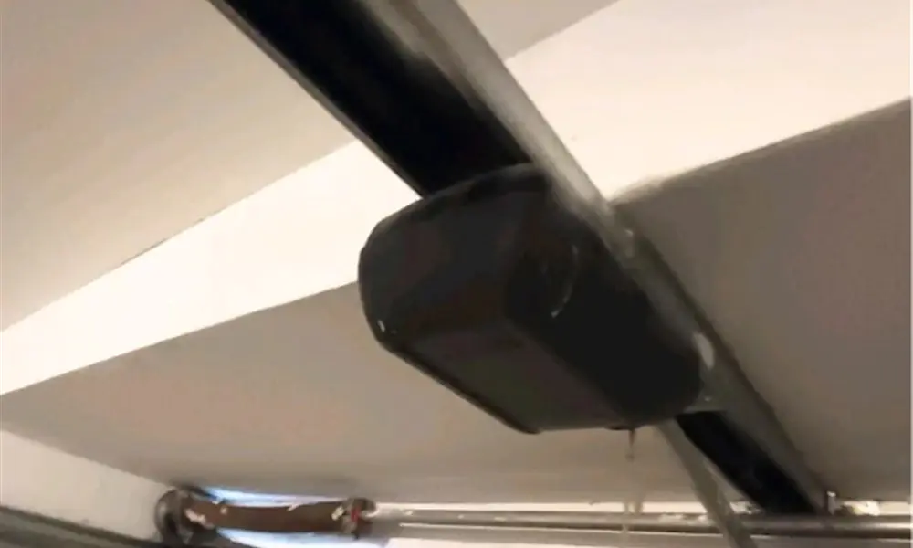 Moteur plafonnier et rail d’une porte de garage motorisée, dépannage à Barcy (77910)