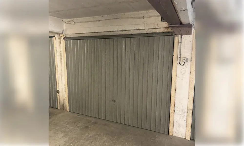 Porte de garage basculante grise à nervures verticales, vue de face, dépannage à Châtres (77610)