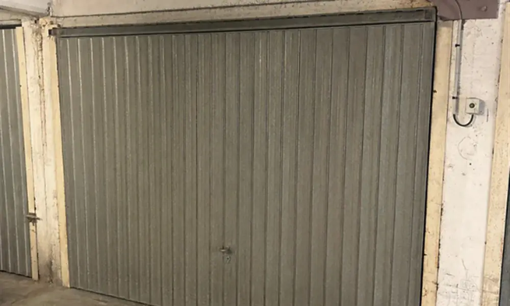 Porte de garage basculante et son encadrement contrôlés lors d'une réparation à Prunay-sur-Essonne