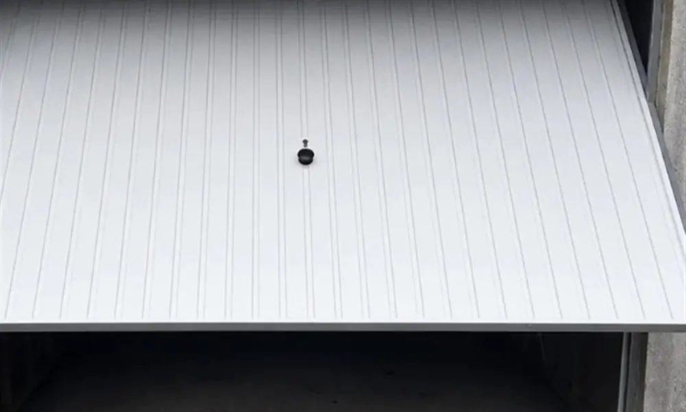 Porte de garage basculante entrouverte lors d'une réparation à Moigny-sur-École