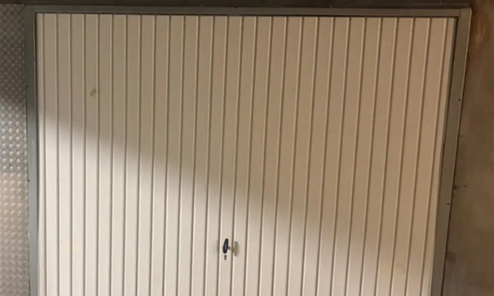 Porte de garage basculante à lames verticales d’une maison de Barcy (77910), contrôlée lors d’une réparation