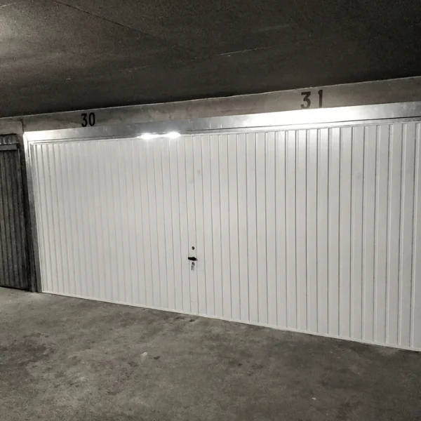 Porte de garage basculante blanche d'un box : réparation à Fontenay-lès-Briis