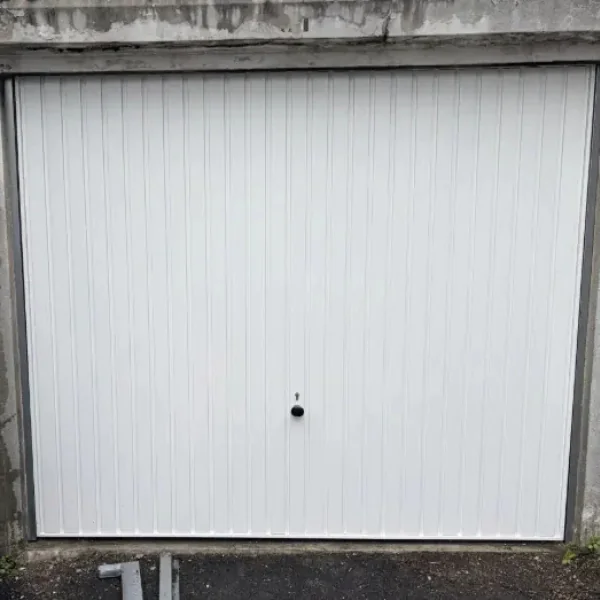 Porte de garage basculante blanche en bon état : réparation à Janville-sur-Juine