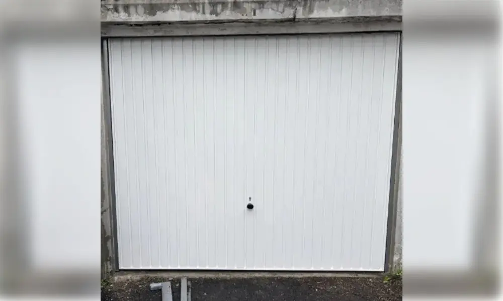 Porte de garage blanche à nervures verticales à Beauvoir 77390