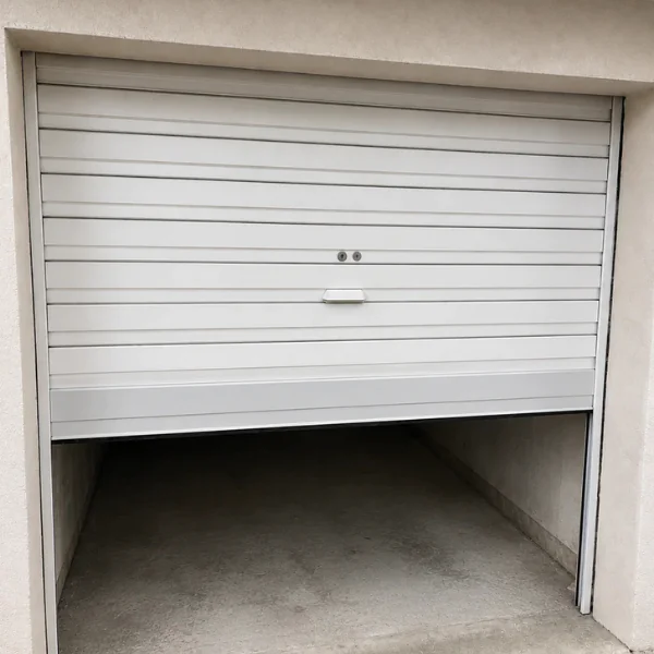 Porte de garage enroulable blanche : réparation à Fontaine-la-Rivière