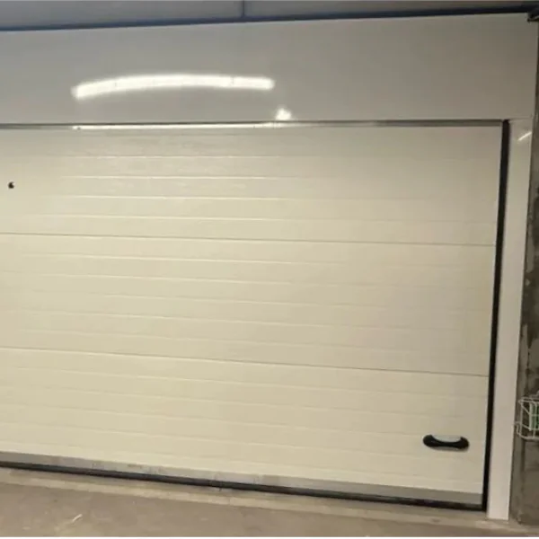 Porte de garage sectionnelle crème de grande largeur : réparation à Janville-sur-Juine