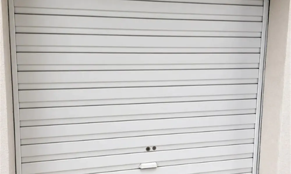 Porte de garage enroulable à lames blanches dépannée à Sermaise (91530)