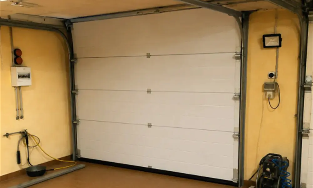 Porte sectionnelle blanche vue de l’intérieur avec motorisation, dépannage à Beautheil 77120