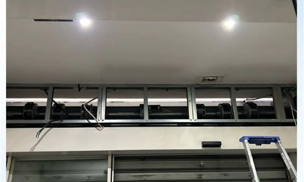 Réparateur de rideau métallique à Mézy-sur-Seine, rue de Meulan, 78250 : rideau de garage contrôlé par un artisan MGParis