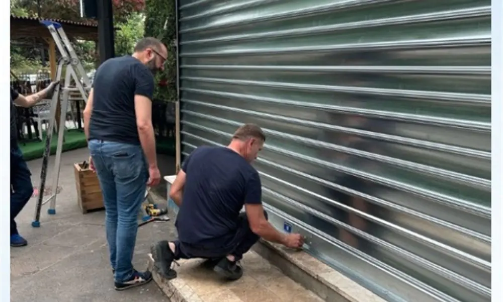 Réparateur de rideau métallique à Sceaux, rue Houdan, 92330 : pose d'un rideau de commerce par deux artisans MGParis