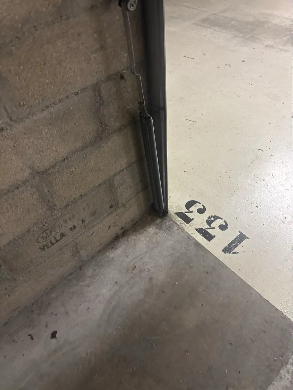 Ressort de traction d'une porte de garage basculante réglé lors d'une réparation à Lesches